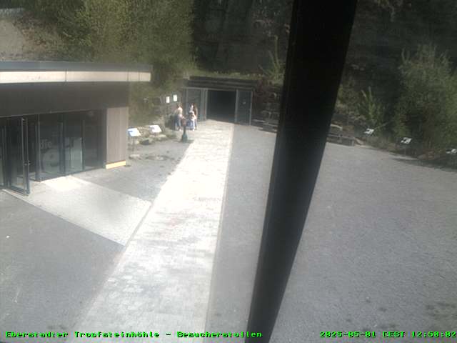 Blick auf den Stolleneingang der Eberstadter Tropfsteinhöhle